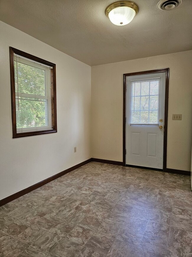 Building Photo - Large Home in Heart of BG