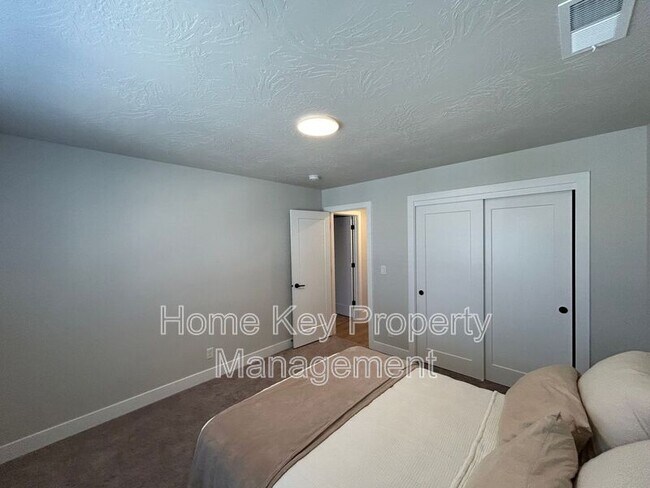 Building Photo - 3954 Razor Dr