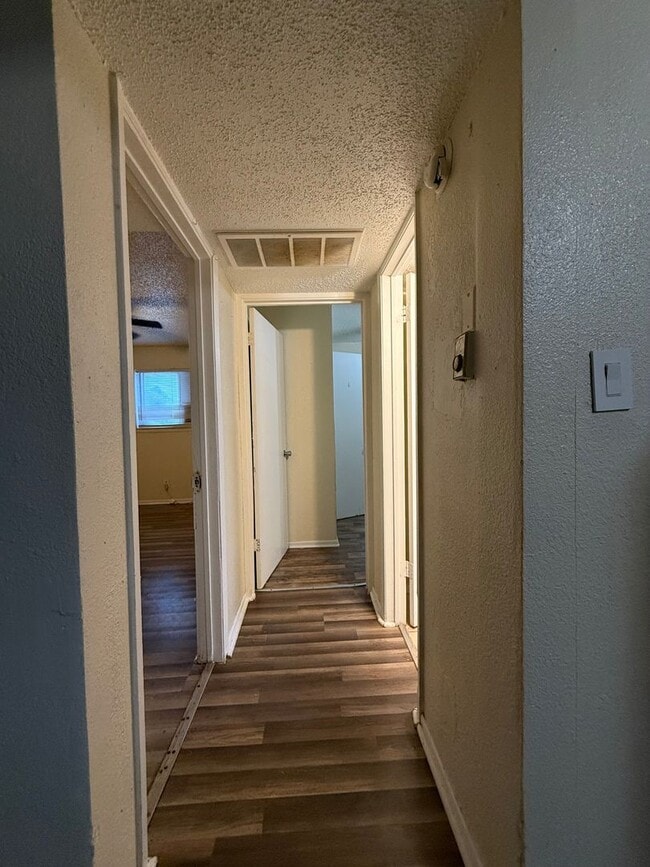 Building Photo - ALL UTILITIES INCLUDED in Cozy and Convenient 1 bedroom