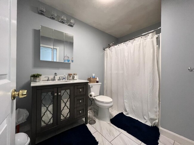 Building Photo - 585 Haverhill St