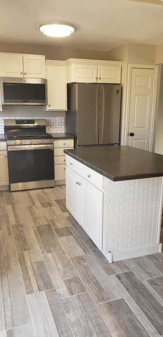 Building Photo - Recent Remodel, 3 Bedroom, 2 Bath Home - Available April 3rd