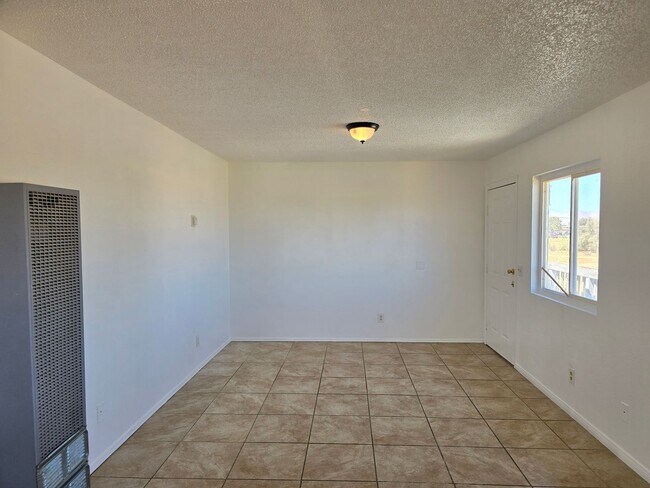 Building Photo - Freshly painted 2 bedroom  /  1 bathroom u...