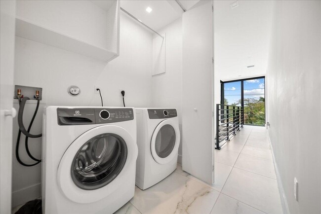 Building Photo - 1052 N Victoria Park Rd