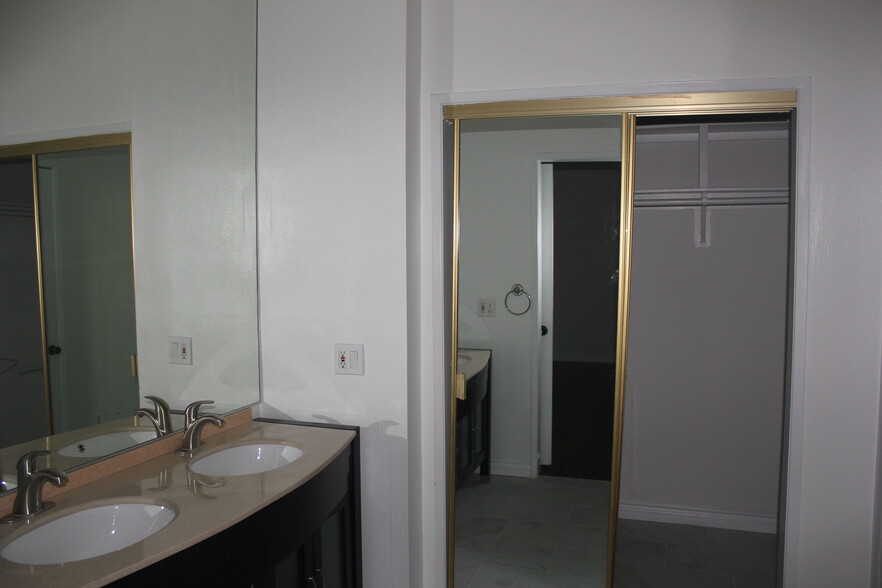 master bedroom Walk in - 11558 Rochester Ave