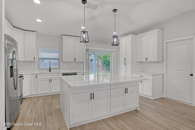 Building Photo - 580 Pine Tree Dr