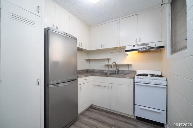 Building Photo - $2,100 / 2br - 2BED 1 BATH CONDO ON KAPIOLANI BLVD