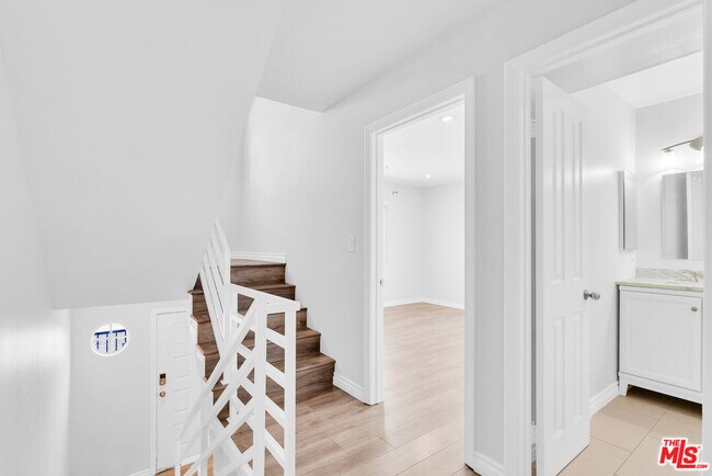 Building Photo - 119 E Beach Ave