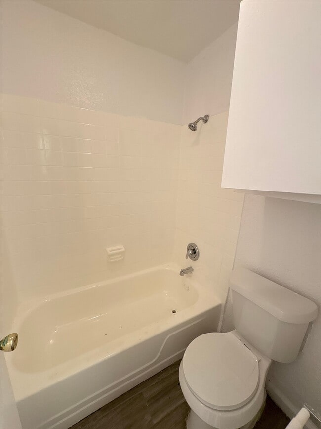 Building Photo - 5625 Antoine Dr