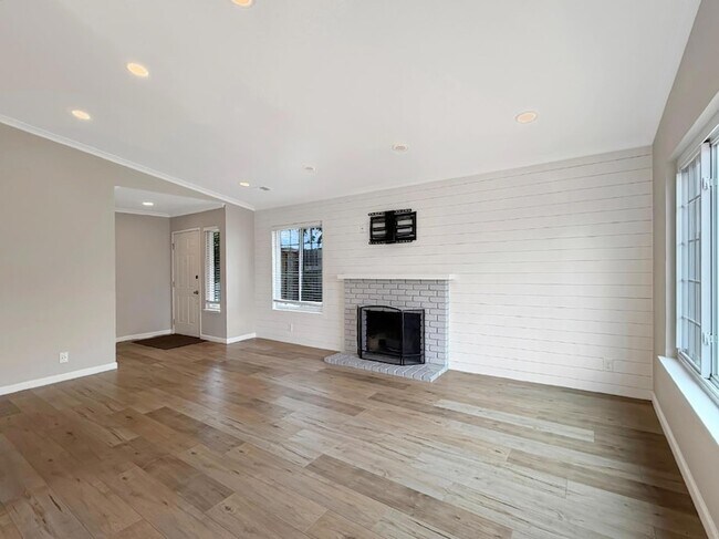 Building Photo - 5935 Woodbine Pl