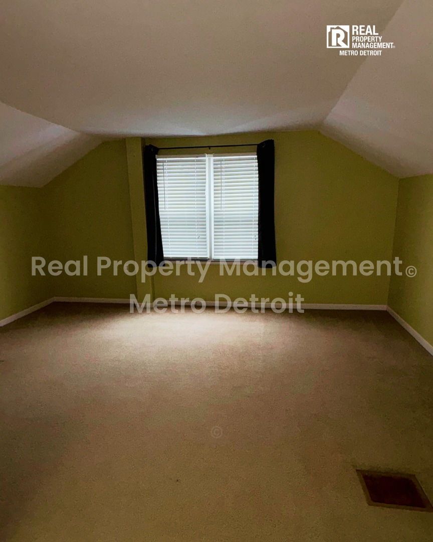 Building Photo - 823 E Second St