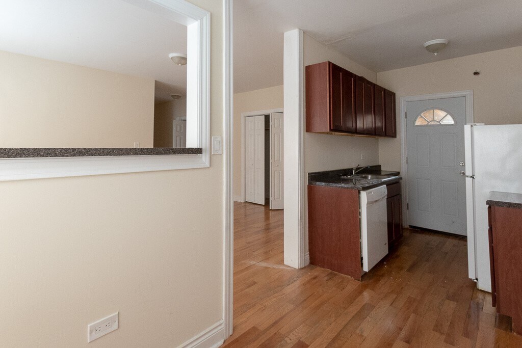 Building Photo - 617 W Cornelia Ave