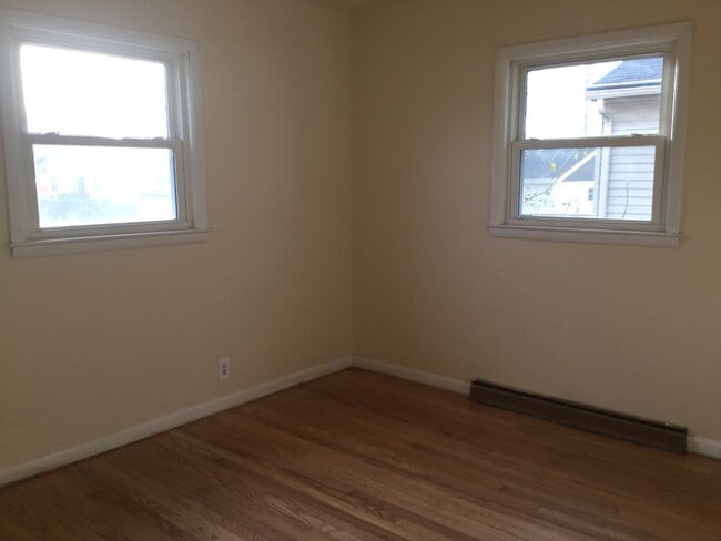Building Photo - 3 bedroom Single Family