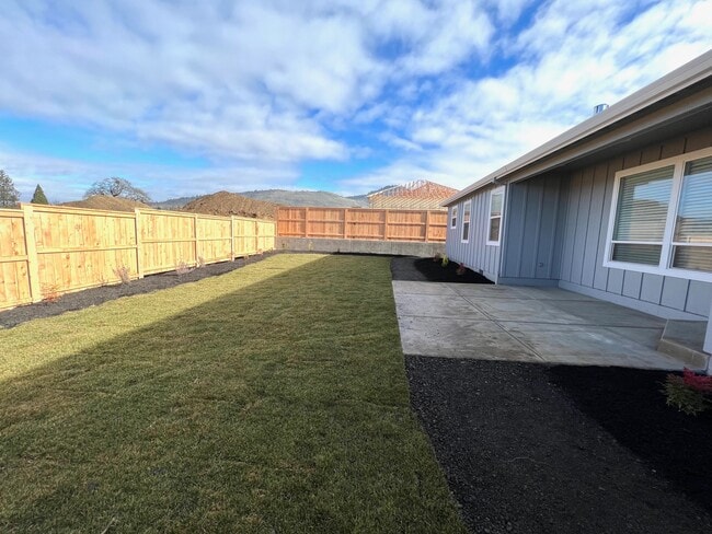 Building Photo - 3021 NW Mount Thielsen Dr