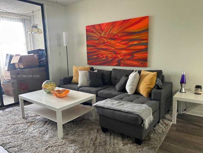 Building Photo - 2851 Somerset Dr