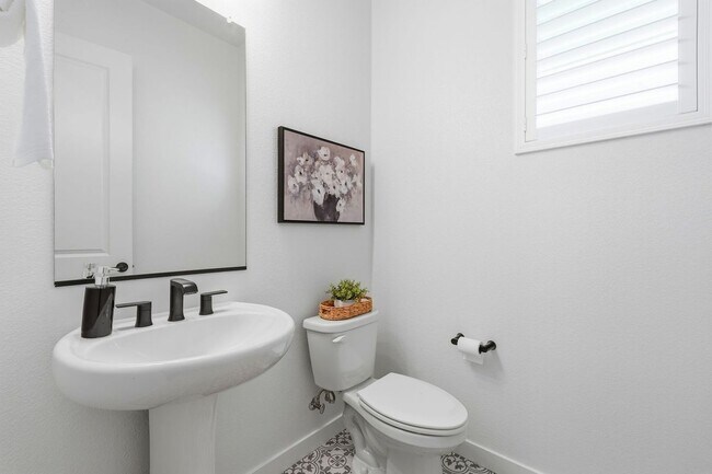 Building Photo - 1550 Plumas Dr
