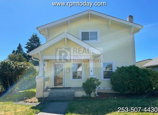 Primary Photo - Fantastic Vintage Style 4 Bedroom Home in ...