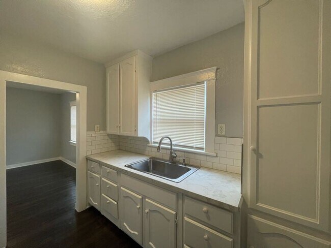 Building Photo - LINDEN 2470