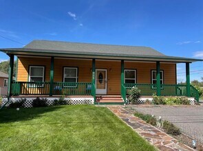 Building Photo - Bauer Rentals - 245 N. DAVIS ST