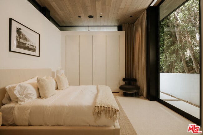 Building Photo - 1536 Blue Jay Way