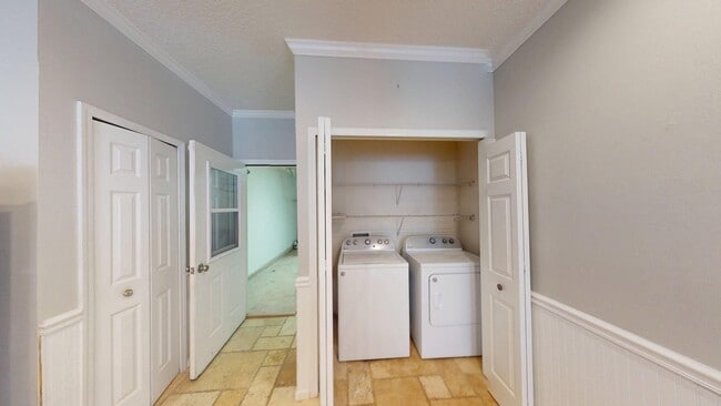 Building Photo - 2 BR 2 BA  TOWNHOME  -    Southern Creek S...