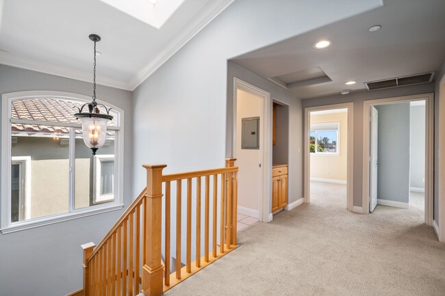Building Photo - Spacious detached townhome available in So...