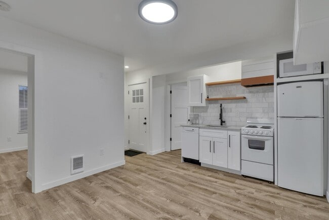 Building Photo - 721 N Stevens St