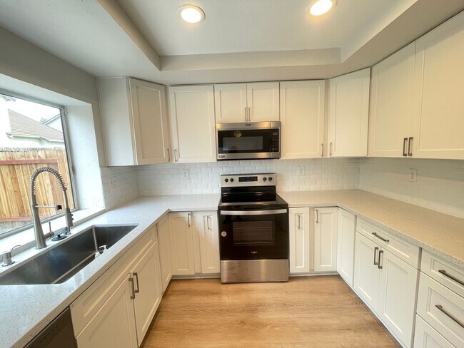 Building Photo - Beautiful 3 Bed 2.5 Bath Home with SOLAR i...