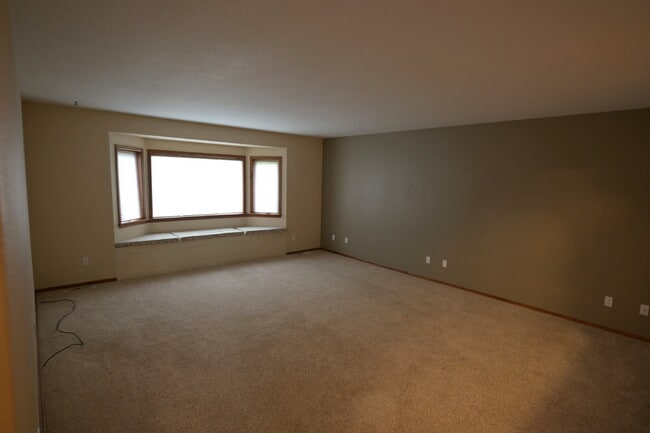 Building Photo - Single level, 3+ bed 3 bath, 2,932 sf home on 1.23 acres in Sequim