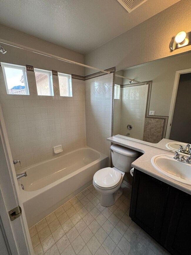 Building Photo - Gorgeous 2bd 2ba Condo in Southwest Colorado Springs!