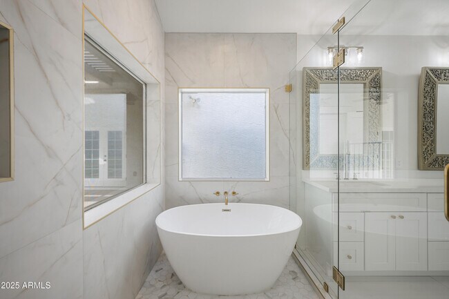 Building Photo - 4352 E Santa Rosa Pl