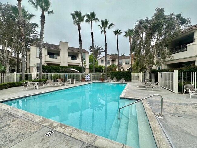 Building Photo - Second Floor Updated 2 BD / 2 BA In Carmel...