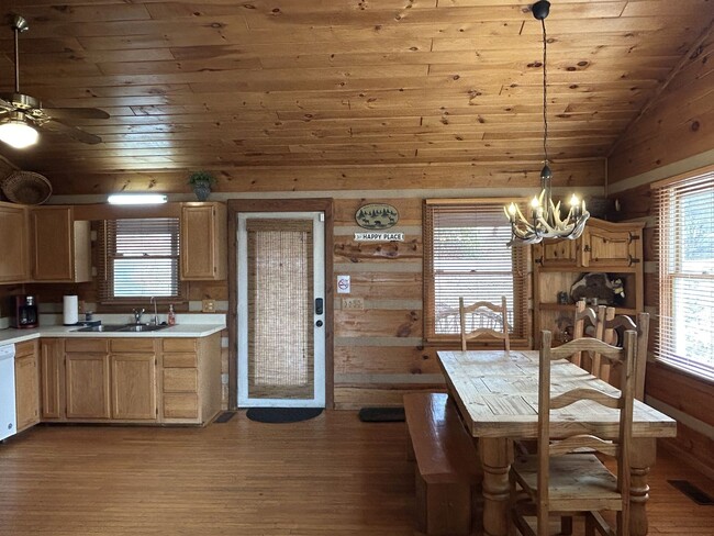 Building Photo - Spacious Log Home, Close to Campus, and wi...