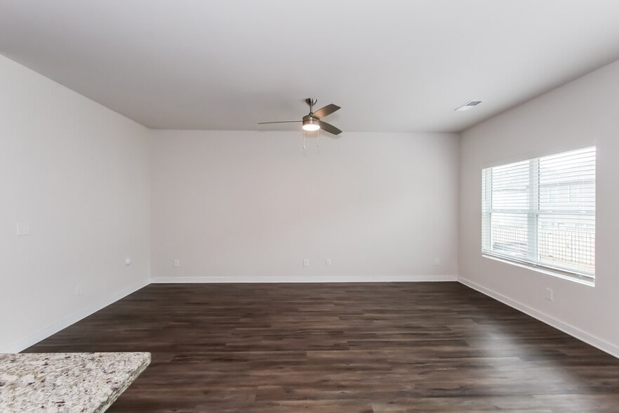 Building Photo - 504 The Heights Ln