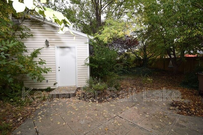 Building Photo - 1647 800 E