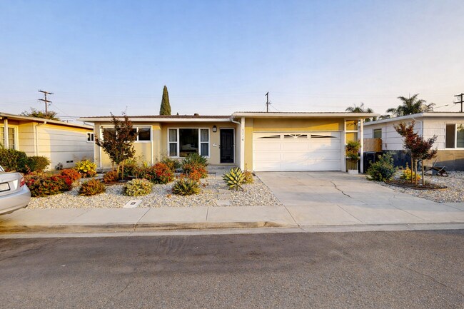 Building Photo - 6BD/3BA on Dorothy Dr!!