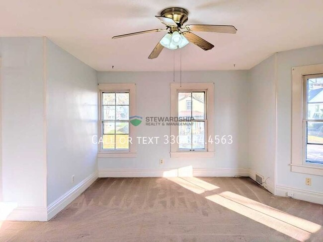 Building Photo - 409 2nd St NE