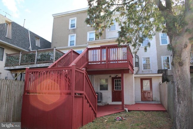 Building Photo - 204 Maple St
