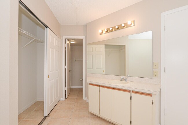 Building Photo - 1540 SE Royal Green Cir