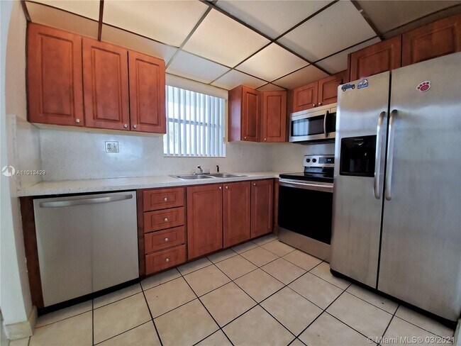 Building Photo - 9363 Fontainebleau Blvd