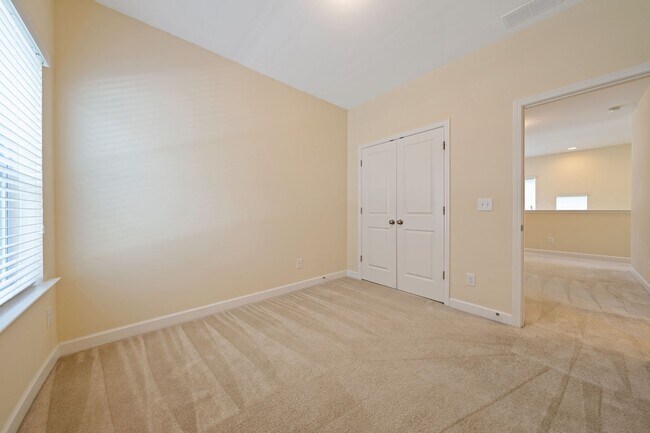 Building Photo - Available June 1!! Beautiful and Bright 4 Bedroom + 2.5 bath home with Loft & Open Floor Plan!