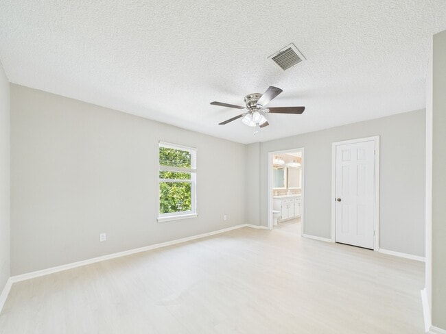 Building Photo - 702 Daria Ct