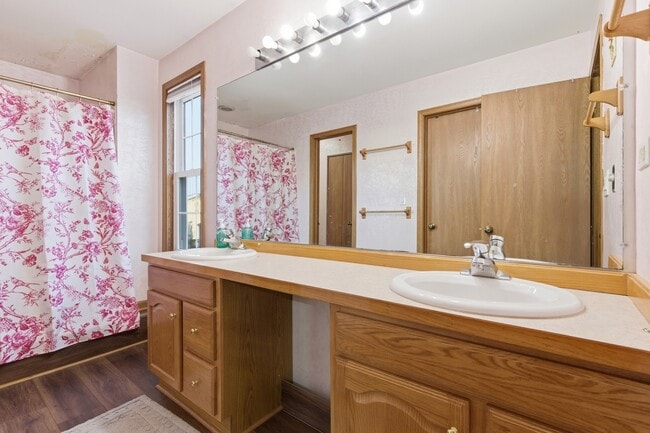 Building Photo - 1297 Woodlake Dr