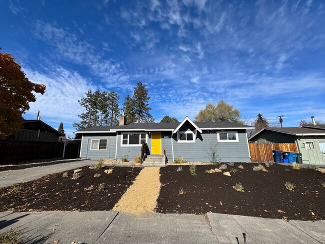 Building Photo - FOR RENT: UNFURNISHED: - Super Sweet Cottage style home in Midtown Bend.