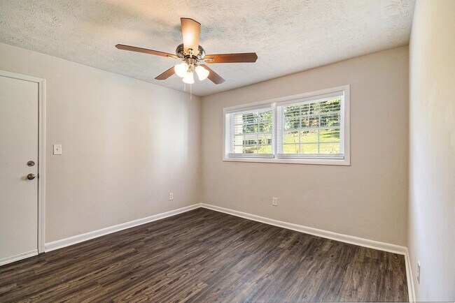 Building Photo - 2364 Peachwood Cir NE