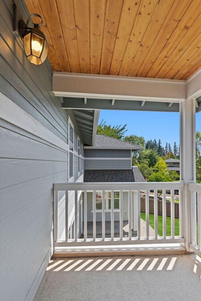 Building Photo - Immaculate Redmond Ridge Air-Conditioned B...
