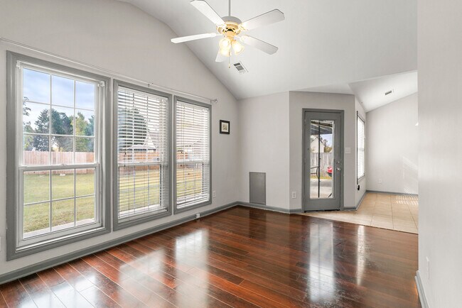 Building Photo - 5160 Oaks Landing Ct