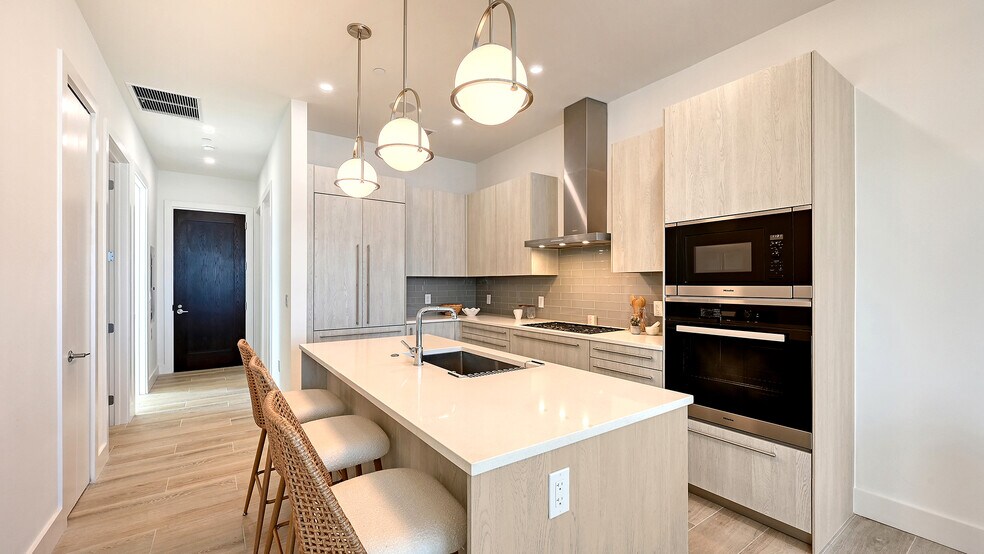 Fully equipped kitchen - 33 S Palm Ave