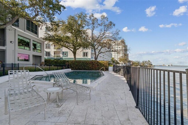 Building Photo - 5010 Bayshore Blvd