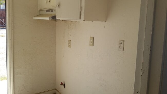 Building Photo - 2 Bed 1 Bath Home Taft CA
