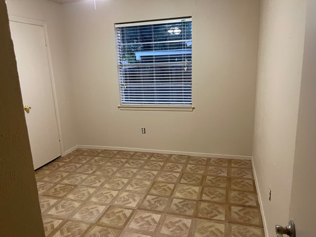 Building Photo - 1112 Autumn Oak Dr